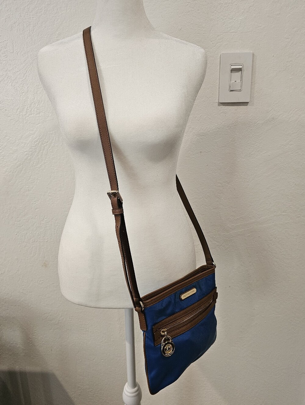 Michael Kors Blue and Brown Crossbody Bag w/adjustable Strap EUC